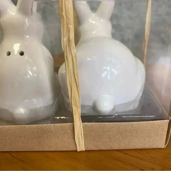 Tag Bunny salt & pepper shaker set new in box - Picture 7 of 12